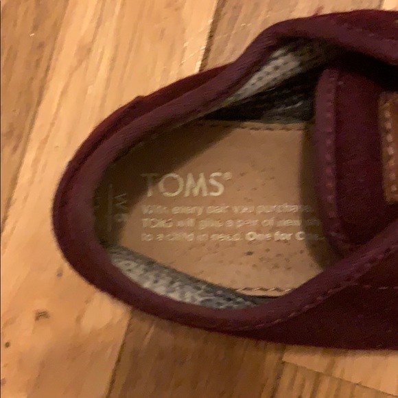 Used Tom Burgundy Sneakers Size 5 - Picture 3 of 4